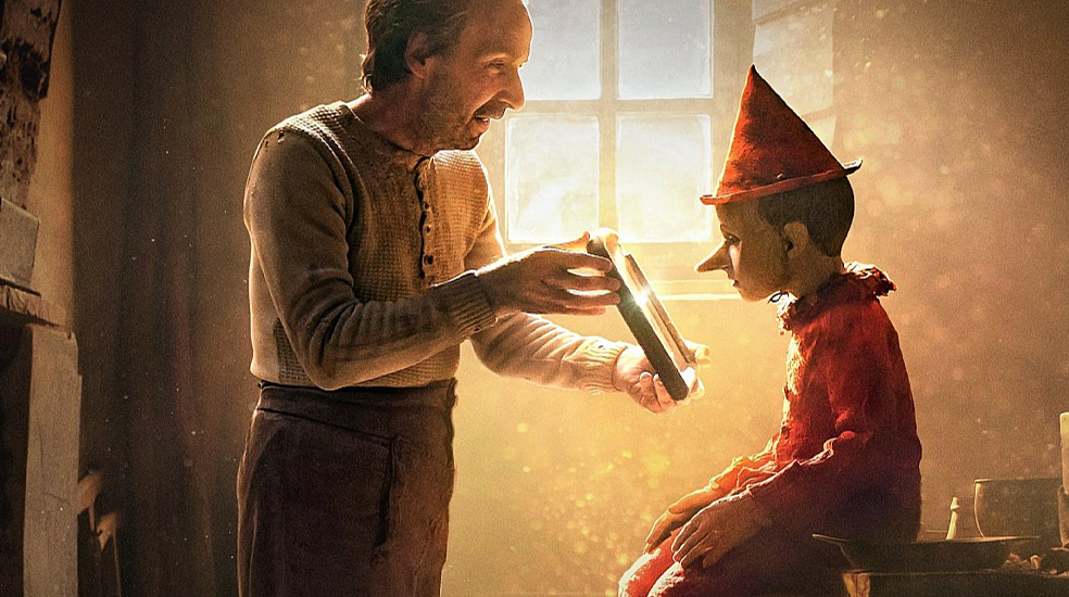 Kadrs no filmas "Pinokio" (2019), galvenajā lomā Roberto Benīni.