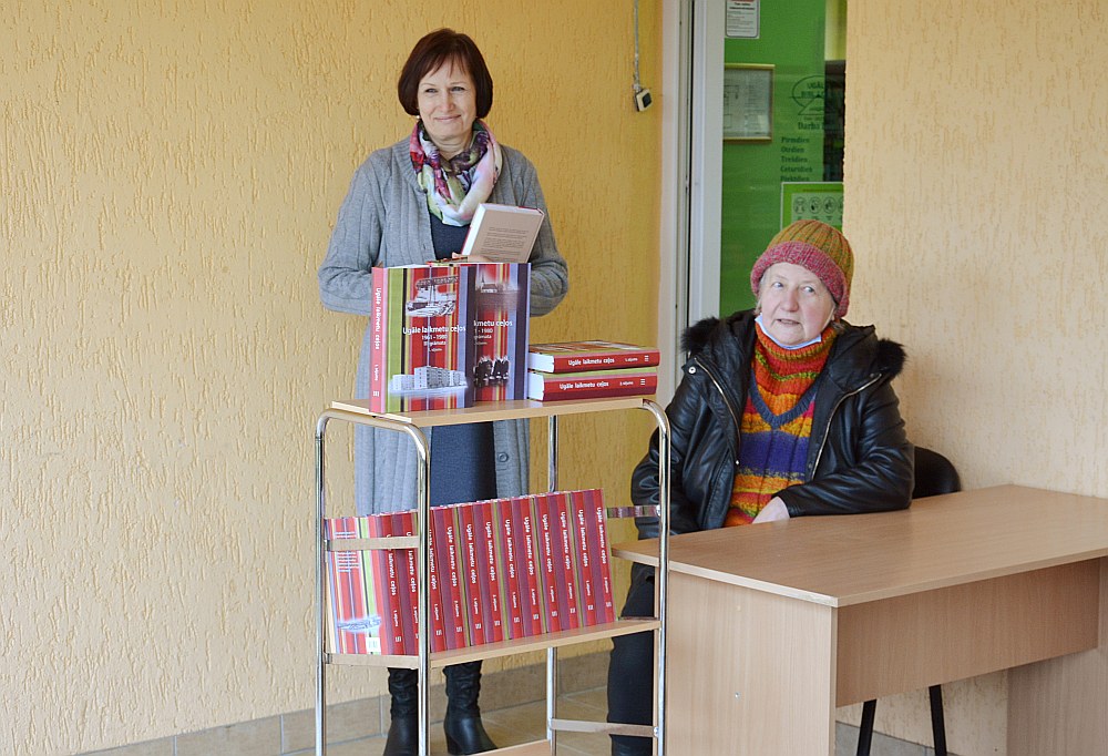 Ugāles bibliotēkas vadītāja Inese Rumpa kopā ar novada pētnieci Laimdotu Junkaru, kura par saviem līdzekļiem izdevusi grāmatu "Ugāle laikmetu ceļos". Grāmatā apkopota novada vēsture un atmiņas no 1961. līdz 1980. gadam.