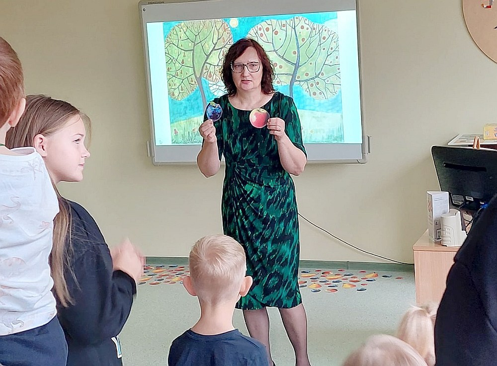 Preiļu Galvenās bibliotēkas galvenā bibliotekāre Ina Rusiņa nodarbībā ar bērniem.