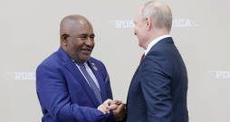Krievijas prezidents Vladimirs Putins [no labās] un Komoru prezidents Azali Asumani Krievijas un Āfrikas samitā Sanktpēterburgā. 