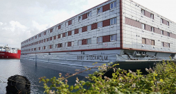 Barža "Bibby Stockholm" Dorsetā Portlandes ostā tika pietauvota 18. jūlijā. Tajā izmitinās 506 patvēruma meklētājus, kamēr tiks izskatītas viņu lietas.