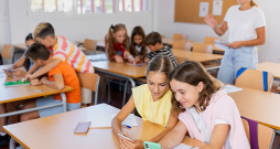 Somijas skolās jau tagad aizliegts lietot telefonu stundu laikā, bet to drīkst starpbrīdī.