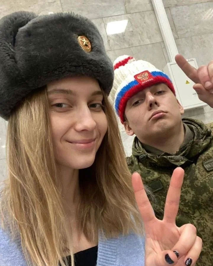 Krievijas paukotāja Annu Smirnova atklāti simpatizē Krievijas armijai. 