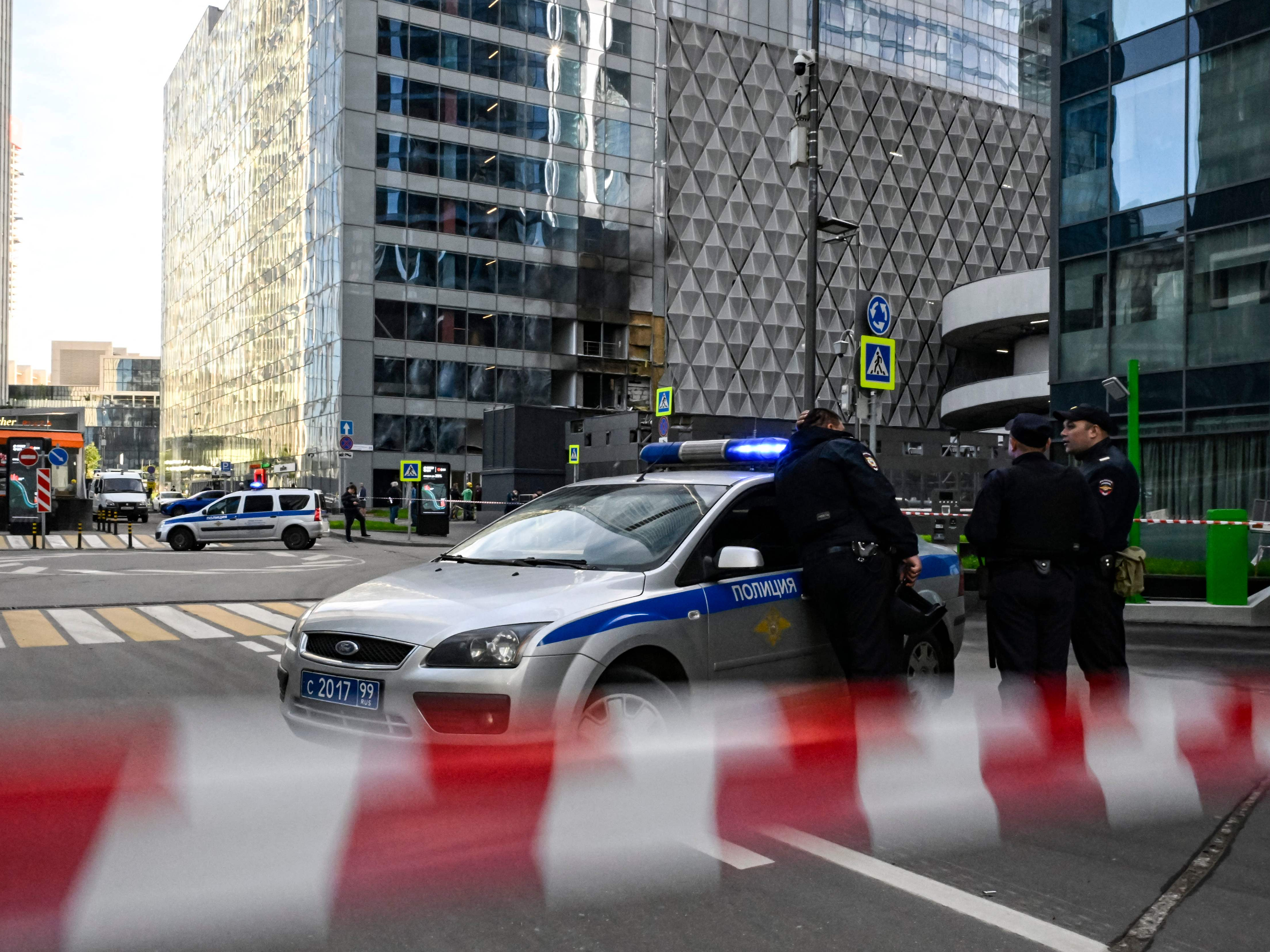 Maskavā dronu uzbrukumā nodarīti postījumi "Moscow City" ēkām.