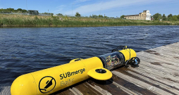 RTU studentu izveidotais zemūdens drons pielāgots tieši Latvijas apstākļiem, jo mūsu reģiona ūdenstilpnēs ir slikta redzamība. Tieši tādēļ īpaša uzmanība pievērsta drona spējai redzēt zem ūdens.