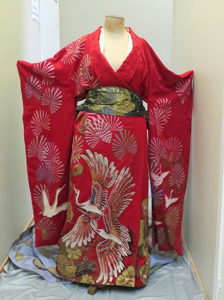 Skatuves kostīms Veltai Līnei Goforta kundzes lomā Tenesija Viljamsa "Piena upes šeit sen izsīkušas" iestudējumā Mihaila Kublinska režijā Latvijas Nacionālajā teātrī. Kostīmu māksliniece Kristīne Pasternaka. 1994.