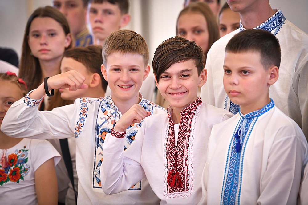Ukraiņu zēniem piedzīvojums – redzēt Rīgas pili.