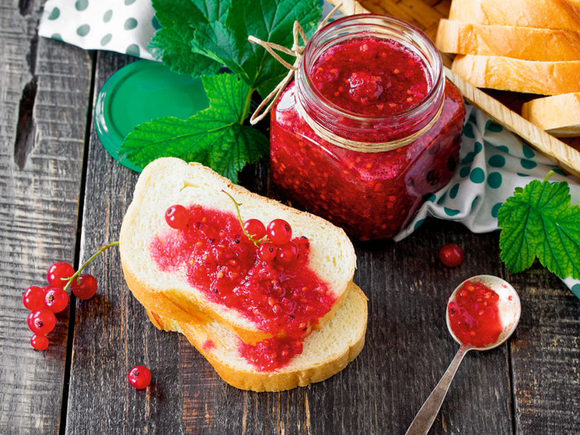 Jāņogu ievārījums ar rozīnēm.