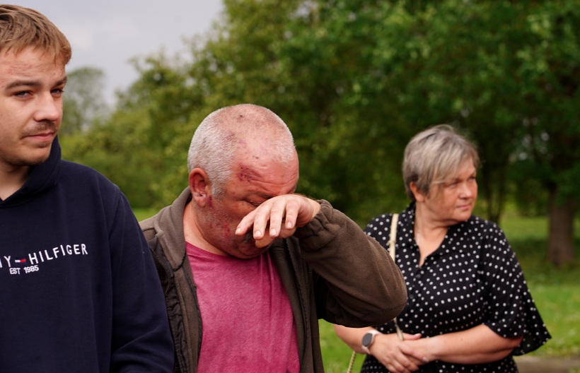 Dobeles novada iedzīvotāji Valsts prezidenta vizītes laikā pie Tērvetes pašvaldības ēkas pēc negaisa skarto vietu apskatīšanas.