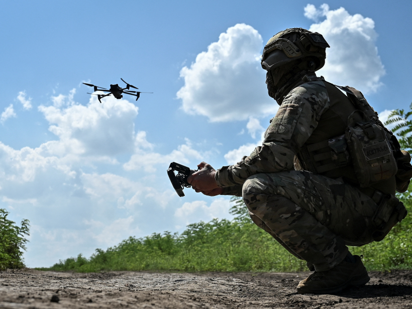 Ukraiņu karavīrs palaiž dronu.