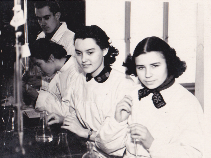 1954. gads. Rīgas Medicīnas institūta ķīmijas laboratorijā. Gerda un Margarita – draudzenes uz mūžu.