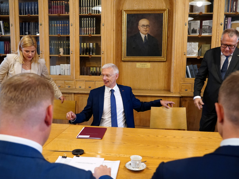 Partijas "Jaunā vienotība" pārstāvji - labklājības ministre Evika Siliņa, Ministru prezidents Krišjānis Kariņš un finanšu ministrs Arvils Ašeradens tikšanās laikā ar Nacionālās apvienības “Visu Latvijai!” – “Tēvzemei un Brīvībai/LNNK” un "Apvienotais saraksts" pārstāvjiem, lai pārrunātu valdības koalīcijas veidošanas gaitu.