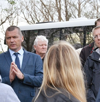Dobeles novada domes priekšsēdētājs Ivars Gorskis (no kreisās) pagājšpirmdien pavadīja Valsts prezidentu Edgaru Rinkēviču, kurš devās uzklausīt vētrā cietušos iedzīvotājus.