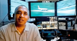Zaharijs Ahmads Šahs savas mājas lidojuma simulatora priekšā 2013. gada 10. janvārī.