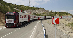 Armēnijas kravas automašīnas ar humāno palīdzību netālu no Azerbaidžānas kontrolpunkta pie ieejas Lačinas koridorā, kas ved uz Kalnu Karabahu. Erevāna vainojusi Baku par Kalnu Karabahai domātās palīdzības bloķēšanu.