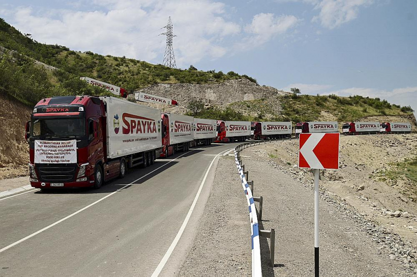 Armēnijas kravas automašīnas ar humāno palīdzību netālu no Azerbaidžānas kontrolpunkta pie ieejas Lačinas koridorā, kas ved uz Kalnu Karabahu. Erevāna vainojusi Baku par Kalnu Karabahai domātās palīdzības bloķēšanu.