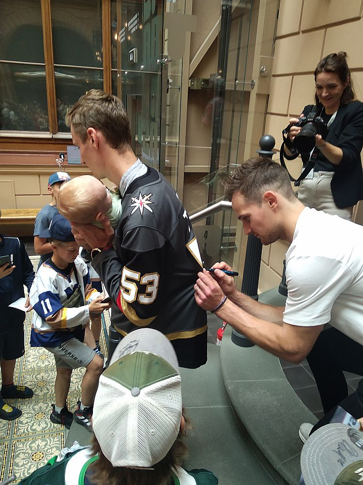 Kāds pāris "Rīgas biržā" uzticēja Teodoram paturēt pat savu jaundzimušo, par ko hokejists bija pārsteigts un nedaudz nedrošs, bet tad sekoja ierasts uzdevums – autogrāfs uz Vegasas "Golden Knights" krekla.