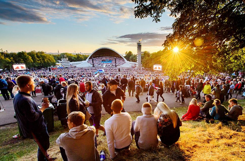2023. gada Jauniešu dziesmu un deju svētkus igauņi lepni sauc par dabai draudzīgākajiem svētkiem jebkad – gan dalībnieki, gan apmeklētāji bija nodrošināti ar vairākkārt lietojamiem traukiem.