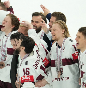 Latvijas izlases hokejisti, kuri šogad pasaules čempionātā izcīnīja vēsturiskas bronzas medaļas, nākamgad turnīru Ostravā sāks pret trim vājākajām apakšgrupas komandām.