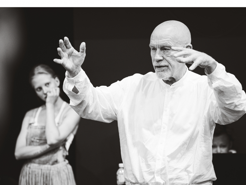 Dailes teātrī top Džona Malkoviča "Leopoldštate". Džons Malkovičs darbībā.