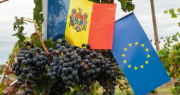 Pērn tika apstiprināts Moldovas kā Eiropas Savienības kandidātvalsts statuss. Pēc sekmīga iestāšanās procesa valsts varētu tikt uzņemta vienotajā blokā 2030. gadā.