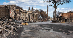Lahainas ielas pēc ugunsgrēka atgādina karadarbības zonu.