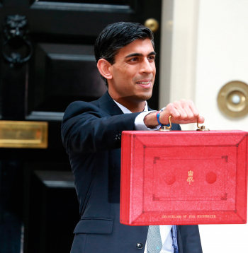 Riši Sunaks ar Apvienotās Karalistes budžeta portfeli pirms došanās uz parlamentu.
