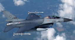 Nīderlandes gaisa spēku iznīcinātājs "F-16". Nīderlande un Dānija svētdien paziņoja par šo lidmašīnu sūtīšanu uz Ukrainu.