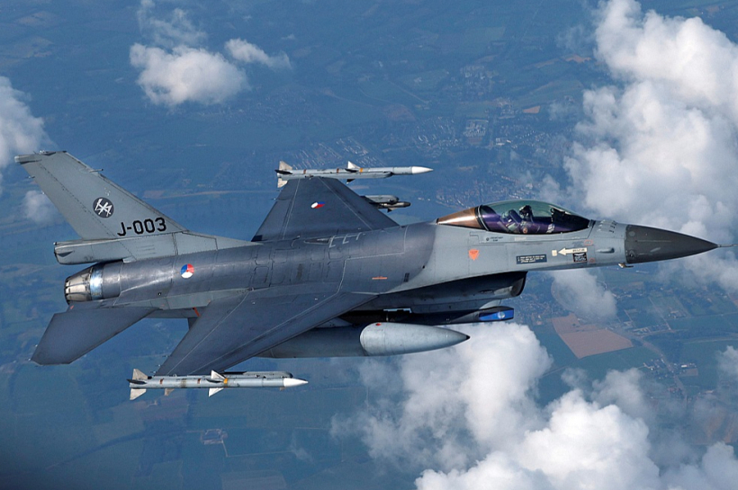 Nīderlandes gaisa spēku iznīcinātājs "F-16". Nīderlande un Dānija svētdien paziņoja par šo lidmašīnu sūtīšanu uz Ukrainu.