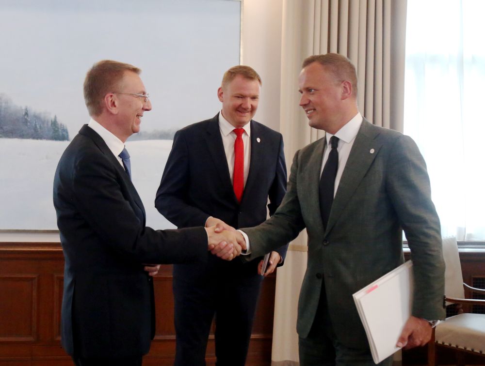 Valsts prezidents Edgars Rinkēvičs (no kreisās) un partijas "Apvienotais saraksts" līdzpriekšsēdētājs, Saeimas priekšsēdētājs Edvards Smiltēns un partijas "Apvienotais saraksts" pārstāvis - Saeimas deputāts Edgars Tavars tikšanās laikā Rīgas pilī.