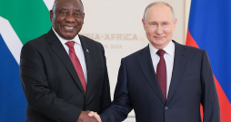 Dienvidāfrikas Republikas prezidents Sirils Ramafosa [no kreisās] un Krievijas prezidents Vladimirs Putins pēc Krievijas un Āfrikas valstu samita Sanktpēterburgā šā gada 29. jūlijā. Putins BRICS valstu samitu Dienvidāfrikā šonedēļ neapmeklēs.