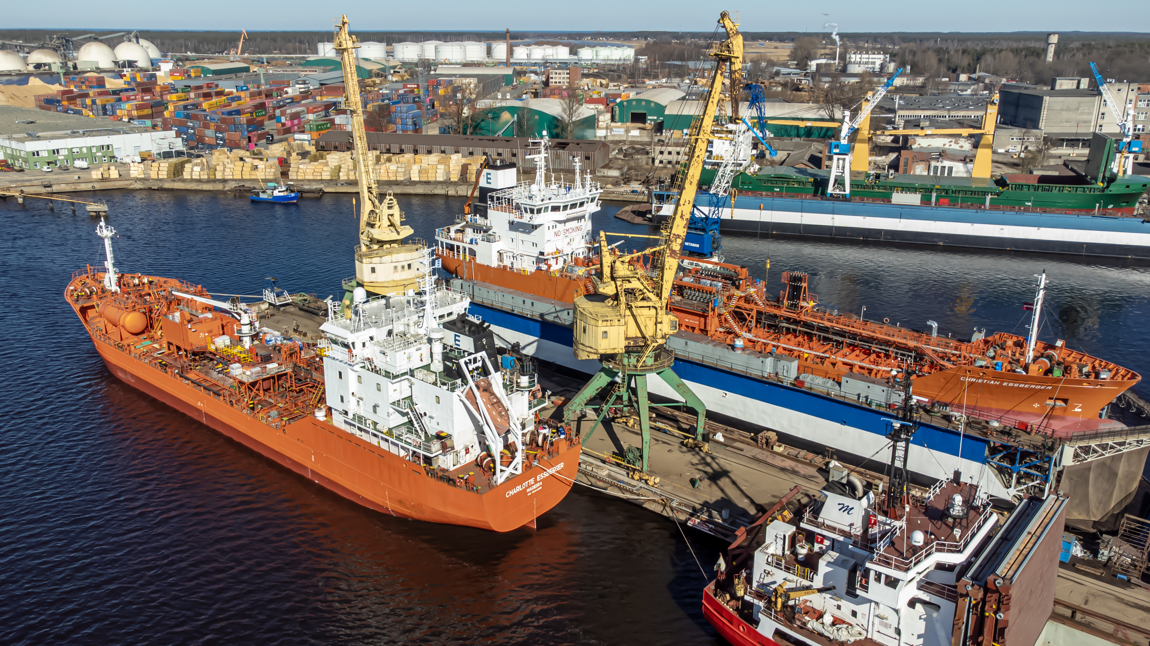 Rīgas ostā atsāk kuģu remonta pakalpojumus lielajiem kravas .