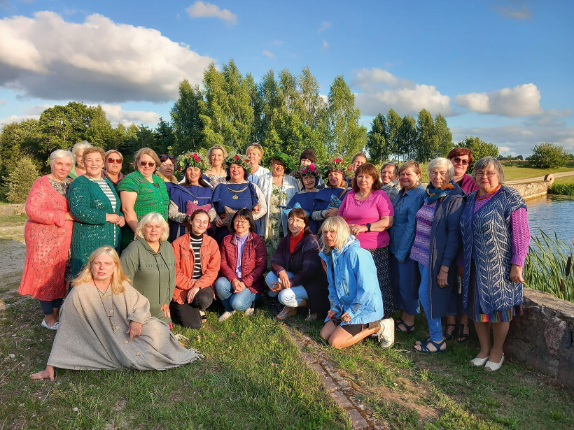 Rokdarbnieku saieta piecu gadu jubilejas pēcpusdienā kopā ar folkloras kopu “Sabiles ogas”.