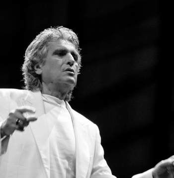 Itāliešu dziedātājs Toto Kutunjo koncertē "Arēnā Rīga". 2011. gads.