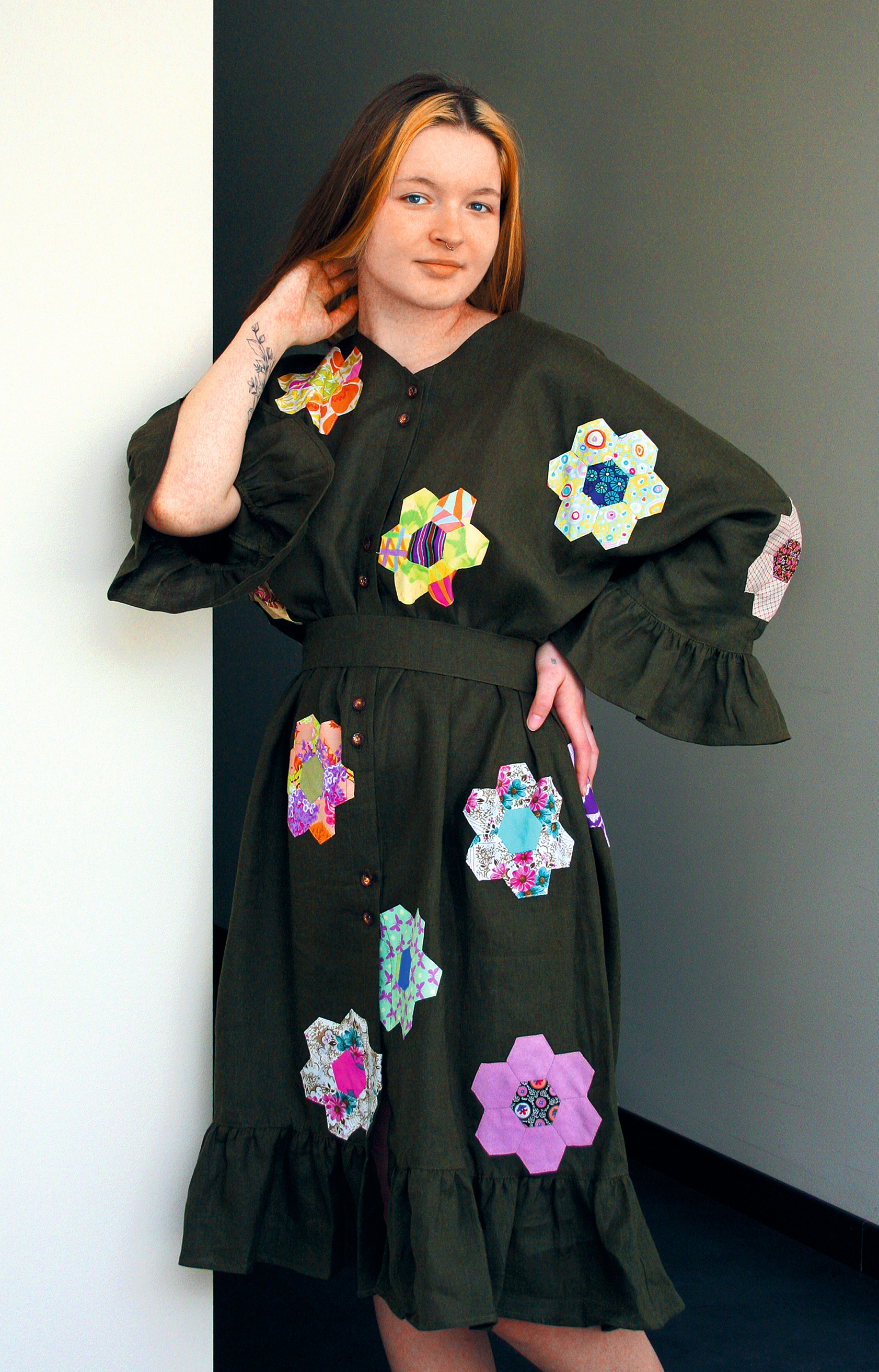 Aleksas Filipovas tērps no lina auduma ar aplikatīviem ziedu elementiem. 