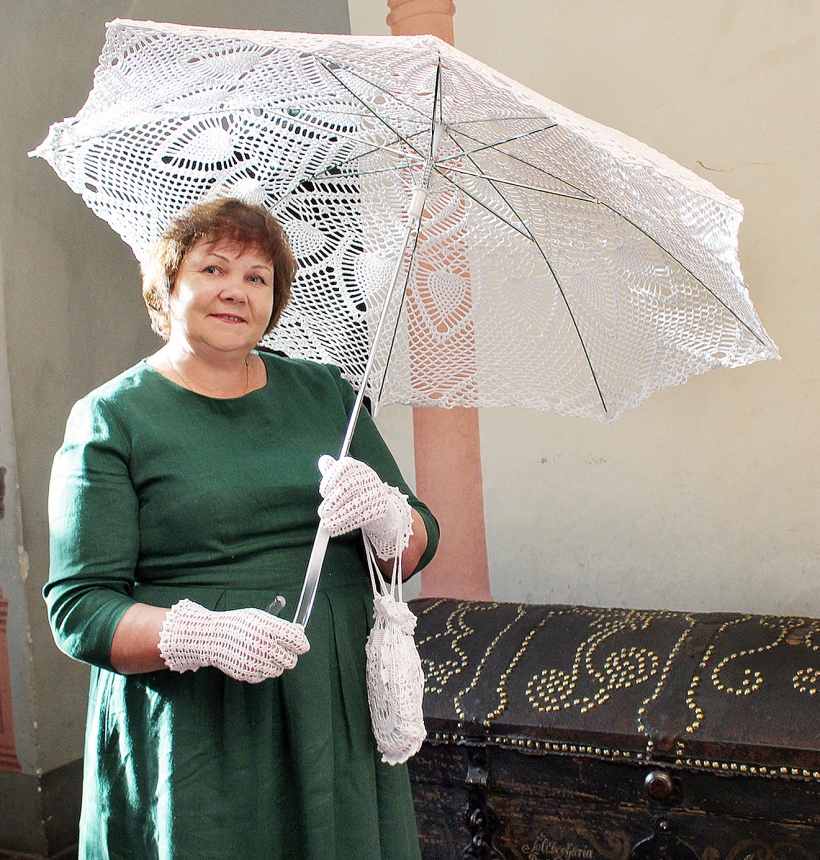 Ivetas saulessargs ar smalkajiem cimdiņiem un somiņu izpelnījās vispārēju atzinību “Praktisko Rokdarbu” Muzeju nakts tērpu parādē.