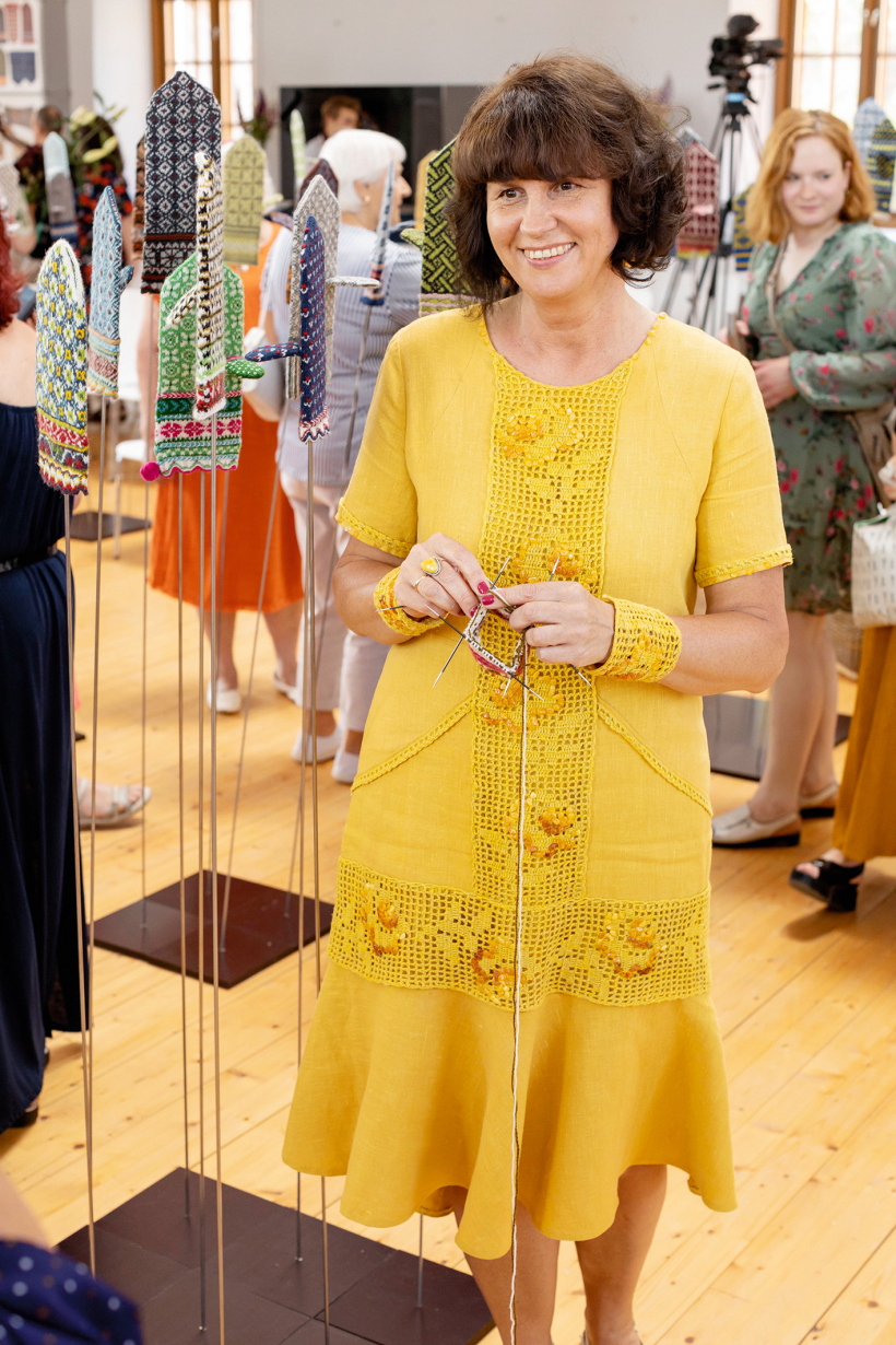 Uz atklāšanu ieradās arī rokdarbnieki, kuru cimdi bija eksponēti izstādē, kā piemēram Jonika Tērvide.