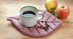 Vismazākā izmēra auduma lapiņas kalpo kā paliktnīši zem kafijas krūzes.