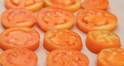 Saldēt ieliktos tomātus ik pa mirklim vajag nedaudz pakustināt, lai tie pārlieku stipri nepiesaltu pie papīra.  