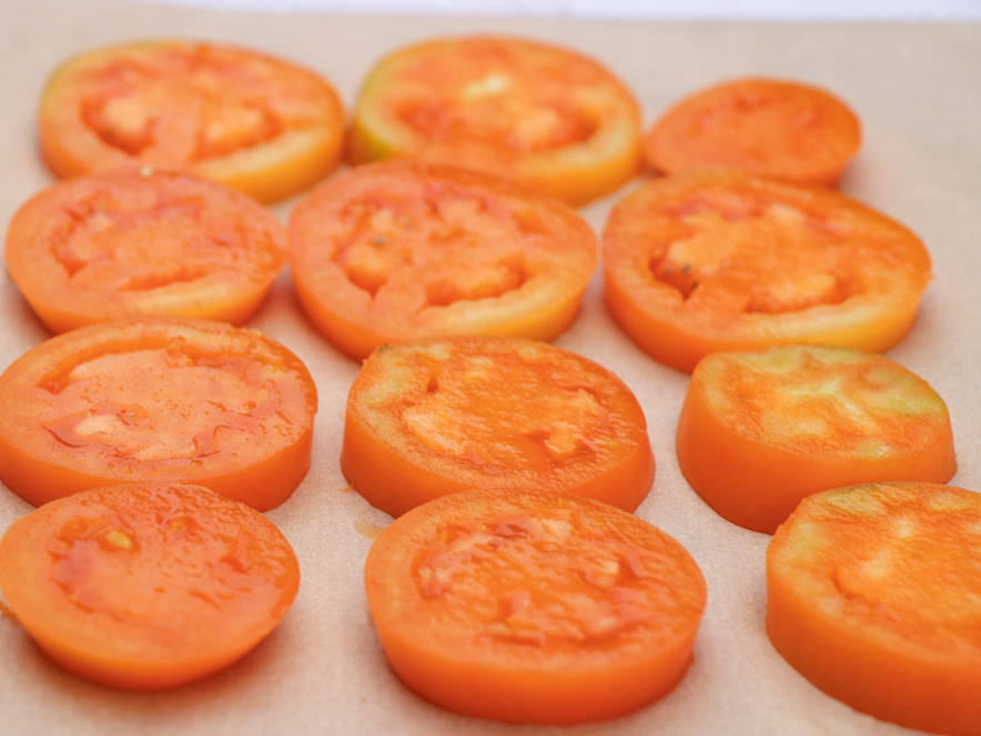 Saldēt ieliktos tomātus ik pa mirklim vajag nedaudz pakustināt, lai tie pārlieku stipri nepiesaltu pie papīra.  