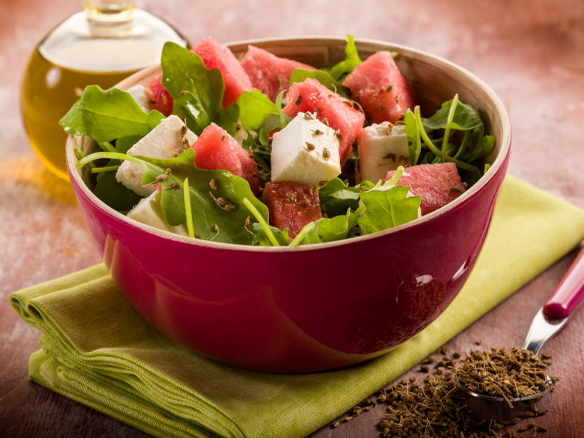 Spirdzinošie arbūza salāti.