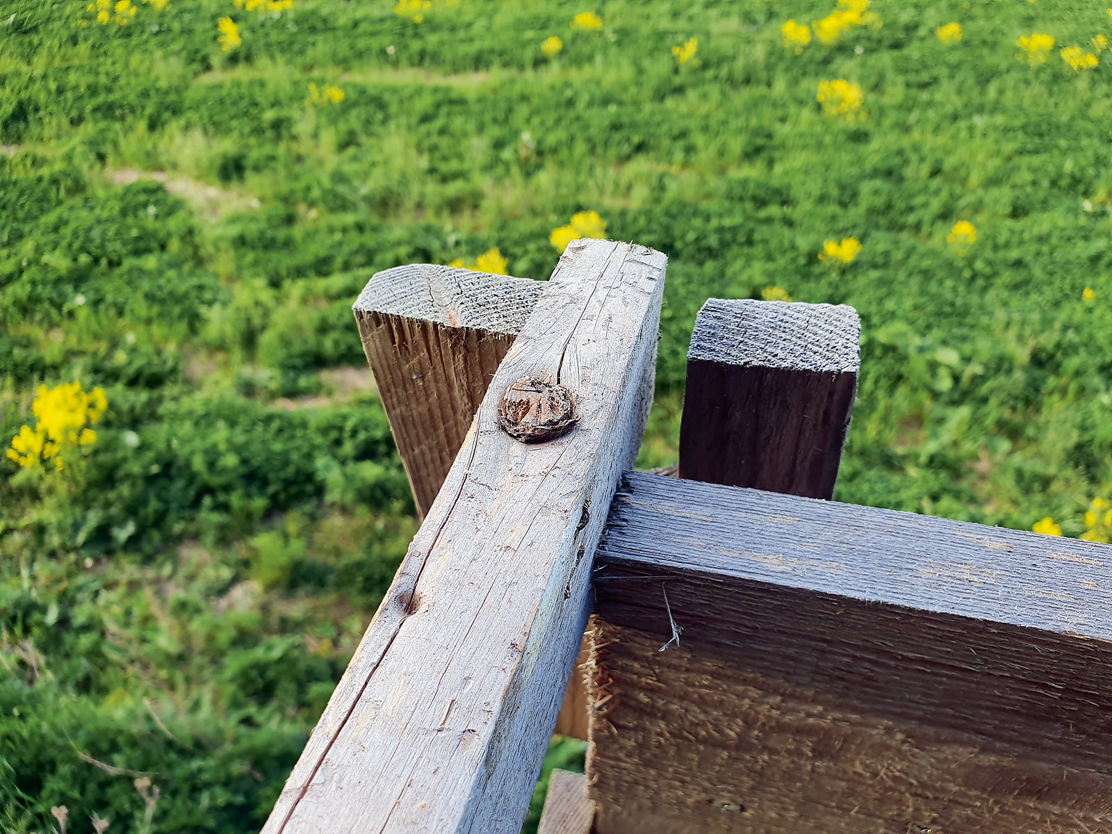 Papildu reliņš ieguļ blīvi, nekustīgi.