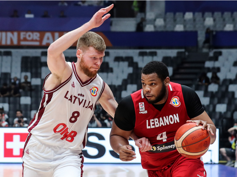 Dāvis Bertāns cīņā ar Libānas spēlētāju Omari Spelmanu.