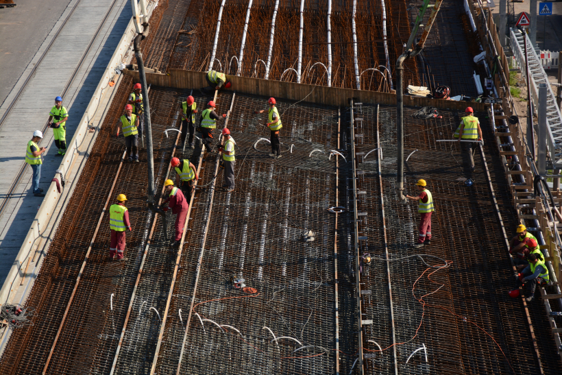 Turpinās Brasas tilta būvniecība; darbus plānots pabeigt rudenī.