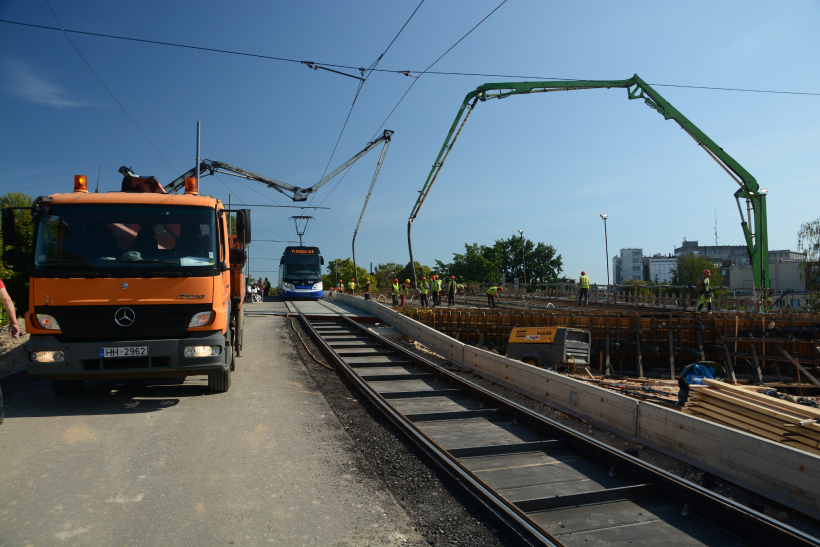 Turpinās Brasas tilta būvniecība; darbus plānots pabeigt rudenī.