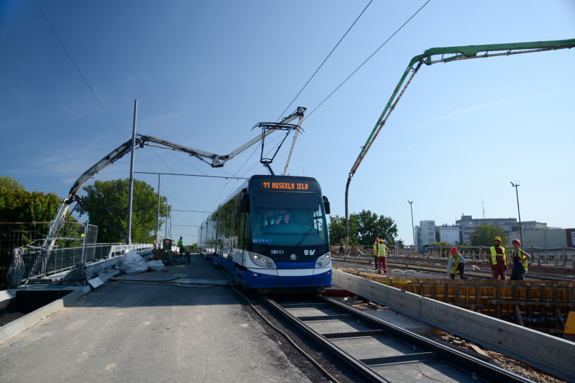 Turpinās Brasas tilta būvniecība; darbus plānots pabeigt rudenī.