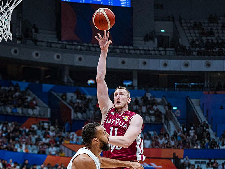 Rolands Šmits guva pirmos septiņus Latvijas punktus Pasaules kausa debijas mačā pret Libānu, bet spēlē pret Franciju trāpīja uzvaru nesošo soda metienu.