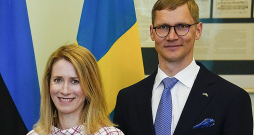 Igaunijas premjerministre Kaja Kallasa ar vīru Arvo Halliku. Kallasa izpelnījusies pārmetumus par sava vīra uzņēmuma darbību Krievijā jau pēc kara sākuma Ukrainā. Premjerministre ir noraidījusi opozīcijas un vairāku mediju aicinājumus atkāpties no amata.