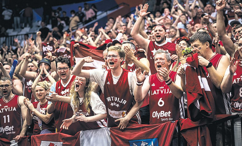 Vēsturiskā Latvijas basketbolistu uzvara pār Franciju Latvijas faniem ļauj līksmot līdz vēlai naktij.