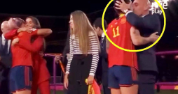 Arvien karstāki notikumi risinās Spānijas futbolā, kur sākta izmeklēšana pret Spānijas futbola federācijas prezidentu Luisu Ruvjalesu par seksuālu vardarbību pret vienu no izlases futbolistēm.